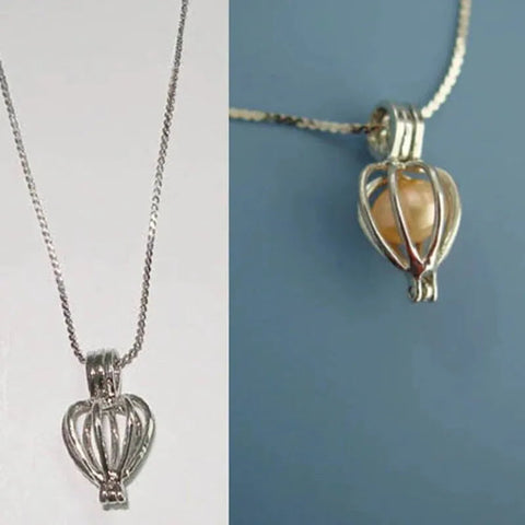 A pearl necklace pendant set